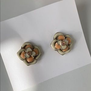 Flower stud earrings